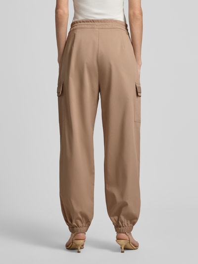 Frauenmodel trägt Hose mit elastischem Bund und Cargotaschen von LIU JO SPORT in Beige, Material-Mix mit Viskose, Ganzkörperansicht Rückansicht.
