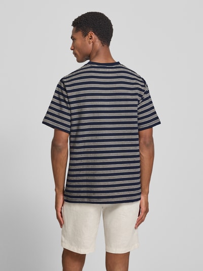 Männermodel trägt Regular Fit T-Shirt aus Baumwoll-Mix Modell 'ELI' von Selected Homme, dunkelblau mit Streifen, Ganzkörperansicht Rückansicht. Herren T-Shirt