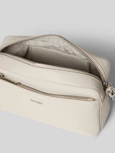 CK Calvin Klein Camera Bag mit Label-Detail Modell 'CK MUST' Hellgrau 5