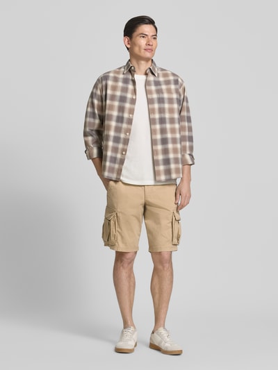 Männermodel trägt Shorts mit Cargotaschen Modell 'NEW 24' von GAP aus Baumwoll-Elasthan-Mix, Regular-Fit, Ganzkörperansicht von vorne.