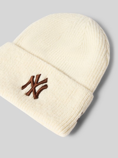 Produktfoto, Beanie mit Woll-Anteil in Ripp-Optik von New Era in Creme mit breitem Umschlag und Label-Stickerei, elastyczna mieszanka materiałów