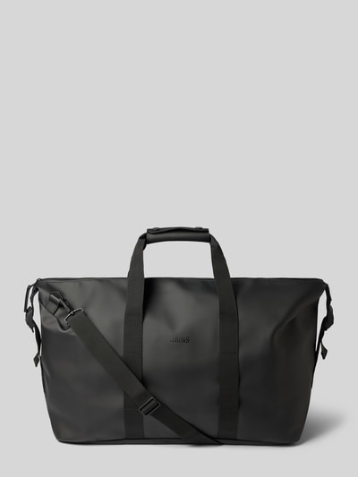 Productfoto, zwarte weekendtas van glad materiaal met logodetail, hoofdvak met ritssluiting, afneembare schouderband, Model 'Hilo', 64 cm breed, 40 cm lang, 24 cm diep, schouderband 84 cm, Weekend Bag met Logo-Detail Model 'Hilo' van Rains