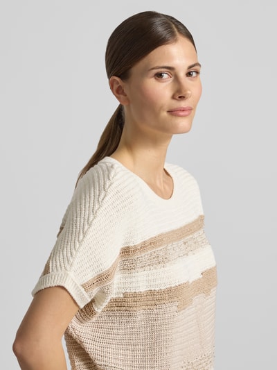 Vrouwenmodel draagt Strickshirt mit Kappärmeln und Rundhalsausschnitt van monari, viscosemix met linnen en recht model, labeldetail, ruglengte maat 36: 57 cm, halfhoge opname bovenlichaam.
