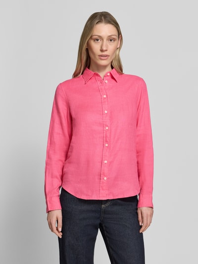 Kobiece model prezentuje Regular Fit Leinenbluse mit Label-Stitching von Gant, róż, czysta bluzka lniana, kołnierzyk koszulowy, listwa guzikowa, długość tyłu w rozmiarze 36: 66 cm, długość rękawów: 60 cm, krój regular fit, widok całej sylwetki z przodu.