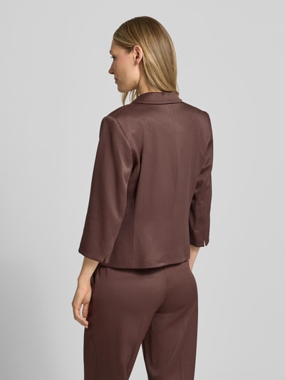 Frauenmodel trägt Slim Fit Blazer mit Reverskragen und 3/4-Arm von More & More aus Material-Mix mit Viskose-Anteil, Ganzkörperansicht Rückansicht.