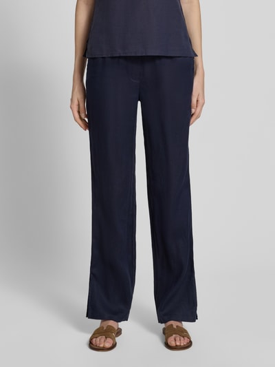 Kobiece model prezentuje Leinenhose mit elastischem Bund und Gesäßtaschen od Christian Berg Woman, ciemnogranatowy len, krój regular fit, elastyczny pas, kieszenie z tyłu, Szerokość w rozmiarze 36: 40 cm, długość nogawki od wewnątrz w rozmiarze 36: 77 cm, widok na całe ciało z przodu