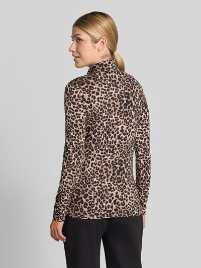 Vrouwenmodel draagt Turtleneck uit Viscosemix met col van Christian Berg Woman, nauwsluitend model, Ruglengte bij maat S: 60 cm, Ganzkörperansicht Rückansicht