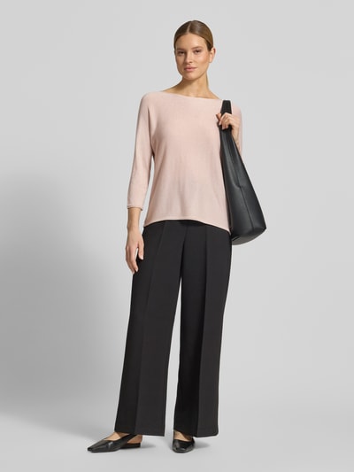 Frauenmodel trägt Relaxed Fit Strickpullover aus Viskose-Mix mit Glitzergarn von s.Oliver BLACK LABEL, Optik: Unifarben, Ganzkörperansicht von vorne.
