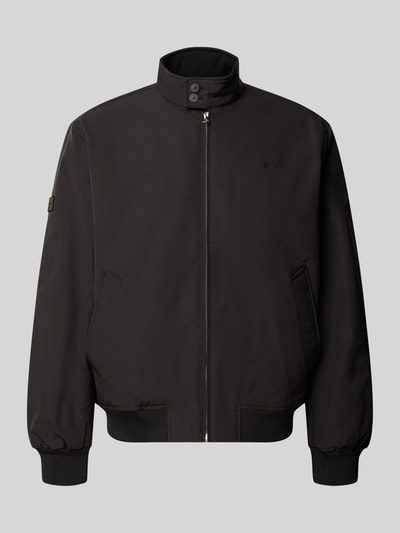 Produktfoto, schwarze Regular Fit Jacke mit Logo-Stitching Modell 'HARRINGTON' von Superdry, glatte Textur, Stehkragen, Reißverschluss, elastische Bündchen, neutraler Hintergrund, elastischer Material-Mix, Rückenlänge 66 cm, Schulterbreite 50 cm, Brustweite 60 cm, Ärmellänge 65 cm