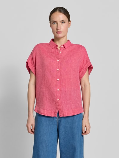 Frauenmodel trägt Leinenbluse mit Knopfleiste Modell 'DOLLY' von 0039 Italy in kräftigem Pink, reine Leinen, Regular-Fit, Hemdblusenkragen, Ärmel mit Aufschlag, Rückenlänge bei Größe S 64 cm, Ganzkörperansicht von vorne.
