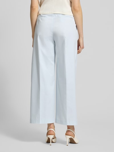 Frauenmodel trägt Regular Fit Chino aus Baumwoll-Mix Modell 'TULOTTA' von BOSS, Optik: Unifarben, Passform: Regular-Fit, Ganzkörperansicht Rückansicht.