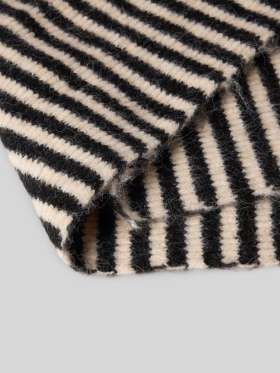 Produktfoto, Schalmütze mit Woll-Anteil Modell 'Balaclava' von Jake*s Casual, creme-schwarze Streifen, weiche, flauschige Textur.