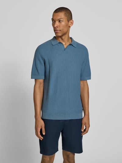 Männermodel trägt Regular Fit Poloshirt aus Baumwoll-Leinen-Mix Modell 'MATTIS' von SELECTED HOMME, unifarben, strukturiert, Ganzkörperansicht von vorne.