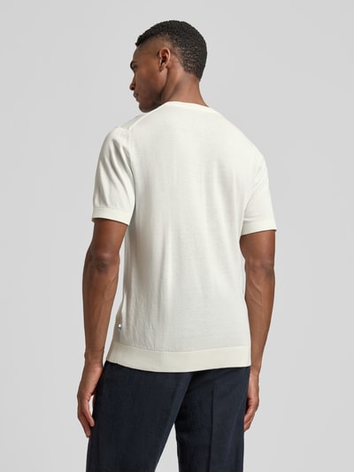 Męski model nosi Strickshirt mit Rundhalsausschnitt und 1/2-Arm von OLYMP Level Five, mieszanka bawełny i lyocellu, krój regular fit, długość tyłu w rozmiarze M: 67 cm, zdjęcie całej sylwetki widok z tyłu.