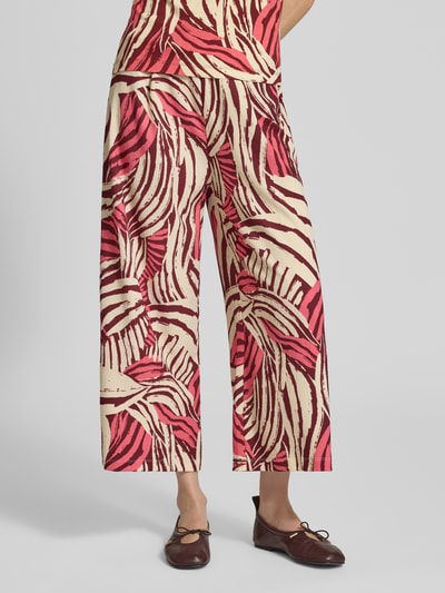 Modelka kobieca nosi Relaxed Fit Culotte in strukturierter Optik od s.Oliver RED LABEL, wzór jednolity/strukturalny, jersey, widok całej sylwetki z przodu.