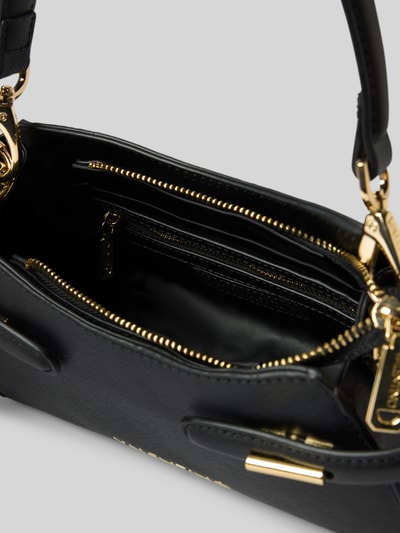 Produktfoto, zwarte schoudertas met labeldetail Model 'NIVALIS RE' van Valentino Bags, effen kleur, structuur, ritssluiting, hoofdvak, ritsvak, steekvak, draagband, afneembare draaglus, afneembare schouderband