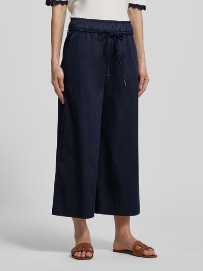Frauenmodel trägt Culotte mit elastischem Bund und Bindegürtel von Marc Cain, Dunkelblau, Baumwoll-Viskose-Mix, Weite Beine, Nahaufnahme Oberkörper.