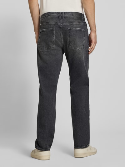 Mężczyzna nosi Straight Fit Jeans aus Baumwoll-Mix Modell 'EDGE' od ONLY & SONS, ciemnoszary denim, widok całej sylwetki od tyłu.