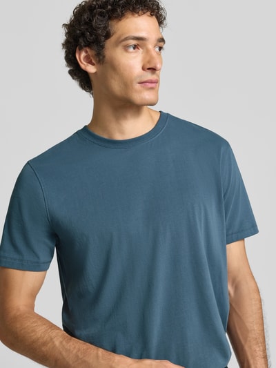 Männermodel trägt T-Shirt mit Rundhalsausschnitt Modell 'CIDANI' von CINQUE aus reiner Baumwolle, gerade geschnitten, Nahaufnahme Oberkörper