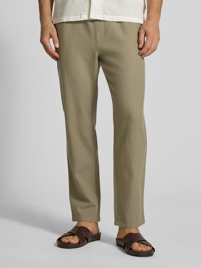 Männermodel trägt Hose mit elastischem Bund und Tunnelzug von JAKE*S STUDIO MEN aus Reiner Baumwolle im Relaxed-Fit, Nahaufnahme Unterkörper.