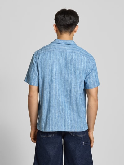Męski model nosi Regular Fit Freizeithemd aus reiner Baumwolle Modell 'SUNSET CAMP' od Levi's®, tkanina stylizowana na denim, faktura dobby, aplikacja z metką, krój regular fit, spiczasty kołnierzyk, jednorzędowa listwa guzikowa, krótki rękaw, wykończenie z bocznymi rozcięciami, bawełna, całkowity widok z tyłu.