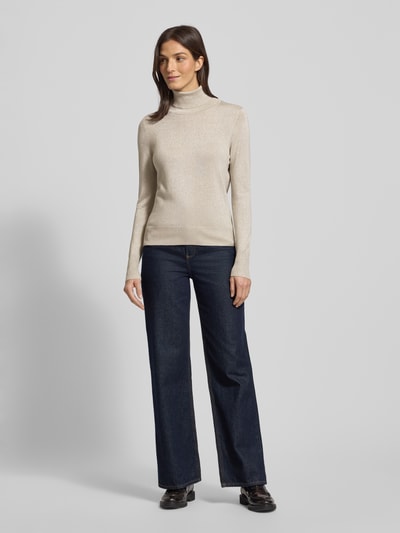 Frauenmodel trägt Strickpullover mit gerippten Abschlüssen von Christian Berg Woman, Viskose-Mix, Slim Fit, Rollkragen, helle Farbe, Ganzkörperansicht von vorne.