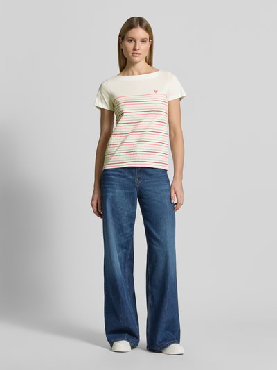 Vrouwenmodel draagt Regular Fit T-Shirt aus reiner Bio-Baumwolle van Tom Tailor, all-over motief, gestreept, labelprint, hartjesprint, boothals, korte mouw, biologisch katoen, look: all-over motief, ganzlichaamsaanzicht van voren