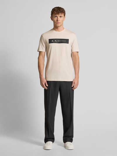 ARMANI EXCHANGE T-shirt o kroju regular fit z czystej bawełny z nadrukiem z logo Złamany biały 1