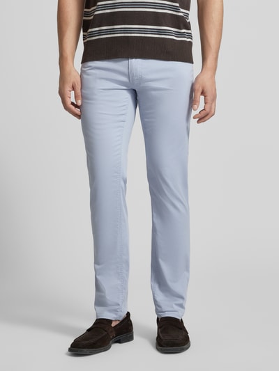 Männermodel trägt Hose mit Eingrifftaschen Modell 'Chuck' von Brax, Slim Fit, hellblau, Baumwoll-Mix, Ganzkörperansicht von vorne.