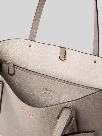 Produktfoto, Torebka Tote Bag mit Tragehenkel Modell 'BRENTON' od Guess, beżowa faktura skóry, złote logo, Szerokość w rozmiarze 1: 41 cm, długość: 28 cm, głębokość: 13 cm, długość paska: 60 cm, główna komora z zapięciem na hak, kieszeń wewnętrzna na zamek, detal z logo