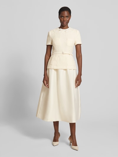 Frauenmodel trägt Midikleid mit Spitzenkragen von Self-Portrait in Creme, Material-Mix mit Baumwolle, tailliert, aufgesetzte Taschen, Ganzkörperansicht von vorne.