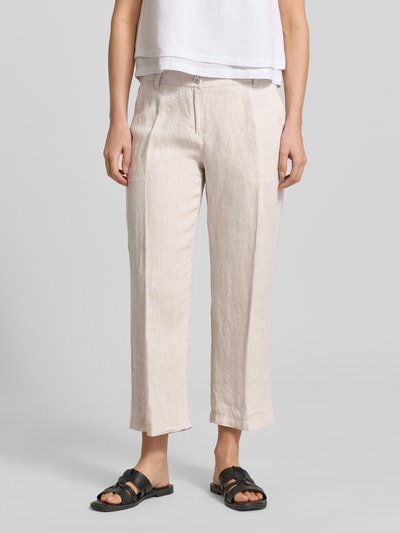 Frauenmodel trägt Culotte aus Leinen mit Eingrifftaschen Modell 'Nora' von MAC in Naturfarbe, Wide-Fit, Knopf- und Reißverschluss, Label-Detail, Ganzkörperansicht von vorne, Bundweite 44 cm, Innenbeinlänge 67 cm bei Größe 36.