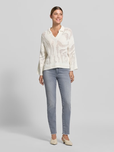 Frauenmodel trägt High Waist Slim Fit Jeans mit Label-Patch von MARC CAIN, hellblaue Denim-Optik, 7/8-Länge, Ganzkörperansicht von vorne
