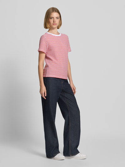 Frauenmodel trägt T-Shirt mit Strukturmuster und Rundhalsausschnitt von monari, rot-weiß gestreift, Regular Fit, Material-Mix, Ganzkörperansicht von vorne.