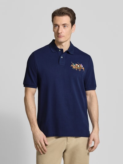 Männermodel trägt Regular Fit Poloshirt aus pure katoen van Polo Ralph Lauren, look: effen, motiefstitching, polokraag, korte mouw, piqué, puur katoen, voorkant, nahaufnahme bovenlichaam