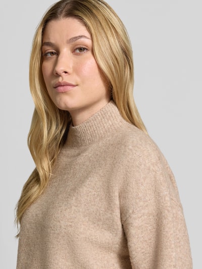 Vrouwenmodel draagt Turtleneck-Pullover met woll-ansteil en ronde hals van Neo Noir, materiaalmix, recht model, Nahaufnahme Oberkörper