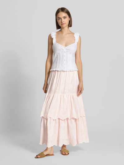 Frauenmodel trägt Maxirock aus reiner Baumwolle Modell 'Zefir' von DAISY STREET, florales Stitching, A-Linie, zarte Rosatöne, Ganzkörperansicht von vorne.