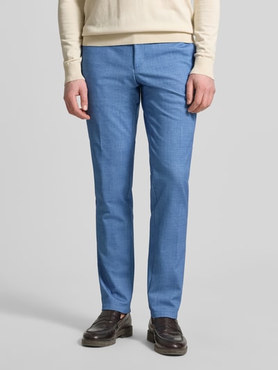 Männermodel trägt Slim Fit Anzug mit 2-Knopf-Sakko von Wilvorst in Hellblau, Material-Mix, Anzughose mit Bügelfalten, Nahaufnahme Unterkörper.