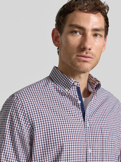 Męski model nosi Regular Fit Freizeithemd mit Button-Down-Kragen od Christian Berg Men, bawełna, kratka vichy, listwa guzikowa, zbliżenie na górę ciała