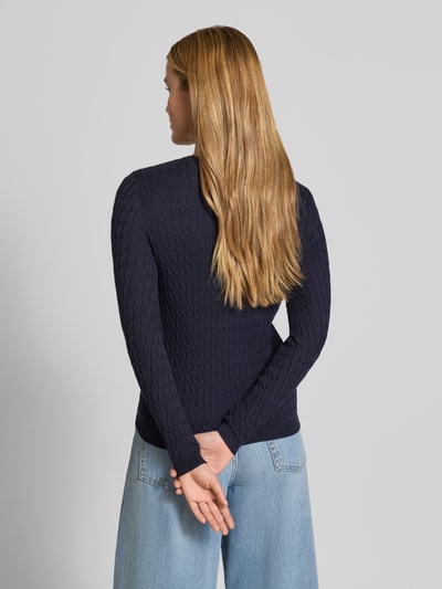 Frauenmodel trägt Slim Fit Strickpullover mit Zopfmuster von Christian Berg Woman in Dunkelblau, Baumwoll-Mix, strukturierte Optik, Rückenansicht, Ganzkörperansicht Rückansicht.