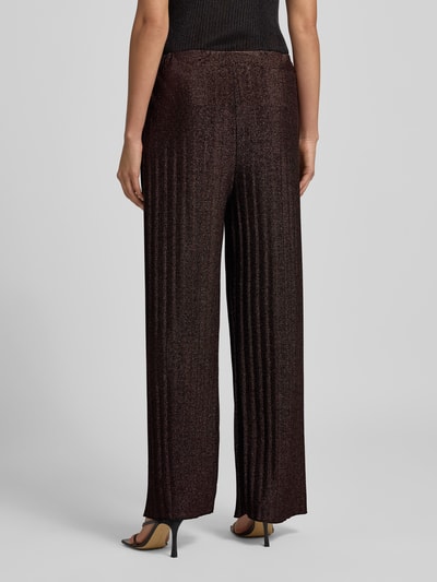 Frauenmodel trägt Stoffhose mit elastischem Bund von ZABAIONE, locker geschnitten, Bundweite 35 cm, Innenbeinlänge 76 cm, Ganzkörperansicht Rückansicht.
