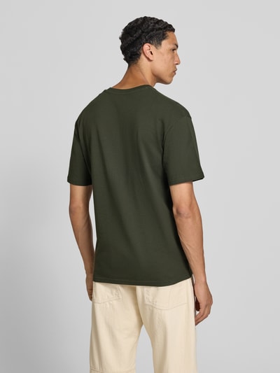 Mężczyznamodel nosi Regular Fit T-Shirt mit Rundhalsausschnitt von Jack & Jones, bawełna, krój regular fit, rękaw o dł. 1/2, długość tyłu 70 cm, widok pełnej sylwetki od tyłu