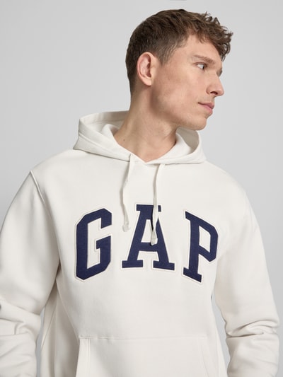 Mannenmodel draagt Hoodie met Kängurutasche van GAP in wit katoenmix met labelstitching, ribboorden, los model, Nahaufnahme Oberkörper.