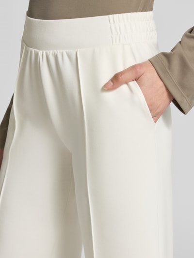 Frauenmodel trägt Culotte mit elastischem Bund von Christian Berg Woman, Material-Mix mit Modal-Anteil, Längsnähte, Wide Leg, Nahaufnahme Oberkörper.