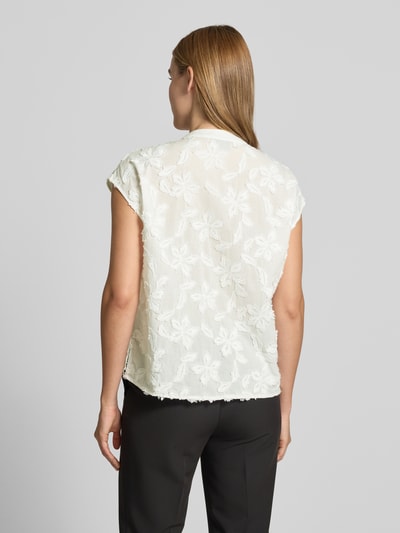 Frauenmodel trägt Relaxed Fit Blusentop mit Baumwoll-Anteil von s.Oliver BLACK LABEL, Optik: Unifarben, Passform: Relaxed-Fit, Rundhals-Ausschnitt, Stickerei, Ärmelform: Ohne, weiße Struktur, Ganzkörperansicht Rückansicht.