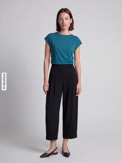 Vrouwenmodel draagt zwarte straight fit bandplooibroek met schiebehaken model 'LORAYA' van Raffaello Rossi, dames, geheel frontaal.