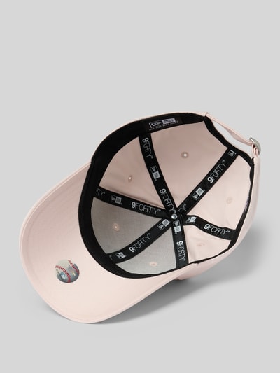 Produktfoto, Basecap mit Logo-Stitchings von New Era in zartem Rosa, Baumwolle, verstärkter Schirm, eingestickte Luftlöcher, verstellbarer Riegel, Innenansicht zeigt Material und Nahtdetails