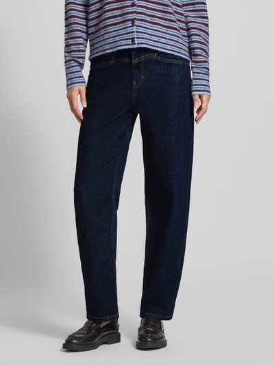 Vrouwenmodel draagt Barrel Jeans uit mix van modal en katoen model 'Mari Cosmo' van OPUS PANTS, donkerblauw, rechte vormen, Ganzkörperaanzicht van voren.