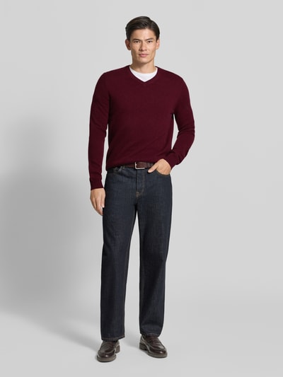 Männermodel trägt Strickpullover aus Kaschmir mit V-Ausschnitt von Christian Berg Men in Weinrot, Regular Fit, Ganzkörperansicht von vorne.