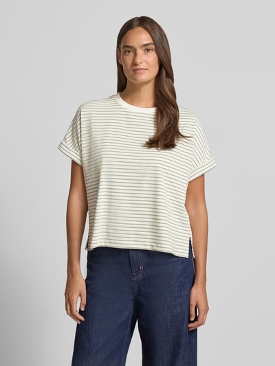 Vrouwenmodel draagt T-shirt met ronde hals Model 'Sotel' van OPUS in crème met fijne groene strepen, relaxed fit, katoen-elastaan mix, omslag aan de mouwen, ruglengte maat S 55 cm, volledige lichaamsvoorzijde.